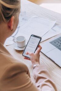 Άτομο που αναζητά πληροφορίες για wellness επαγγελματίες μέσω κινητού τηλεφώνου